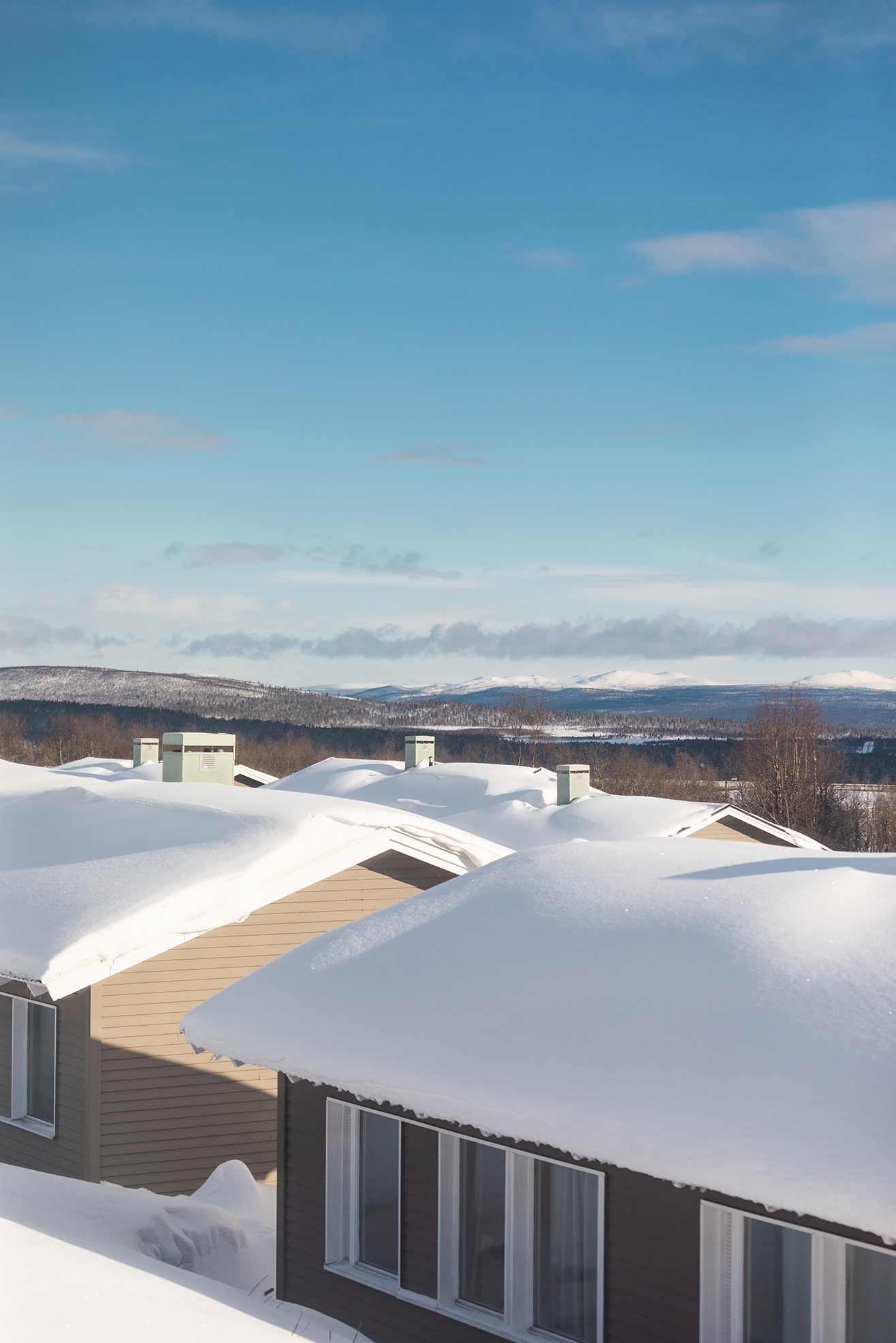 Camp Ripan. Hotel. Szwecja. Laponia szwedzka. Widok z okna na ośnieżone góry
